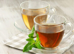فنجان چای سبز و چای سیاه