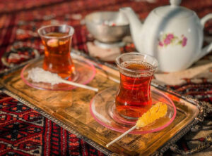 دو استکان چای به همراه دو شاخه نبات